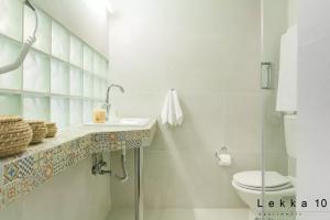 bagno bianco con lavandino e servizi igienici di Lekka 10 Apartments ad Atene