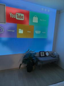 a room with a wall with an apple sign at 홍쓰 오션뷰 in Hakch'ŏn-dong