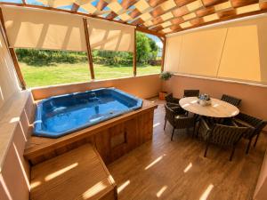 ein Whirlpool in einem Zimmer mit einem Tisch in der Unterkunft Villa Nickolas in Palaió Tsiflíki
