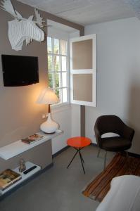 a room with a desk and a chair and a monitor at Le 2 in Vence