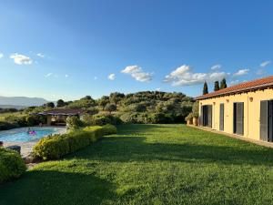a large yard with a swimming pool and a house at The Englishman's Villa Evia in Perivólia
