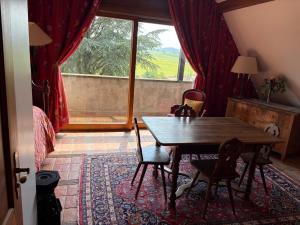 a dining room with a table and a window at Relais Équestre du Neufeld - Suite ÉTÉ in Oberhaslach