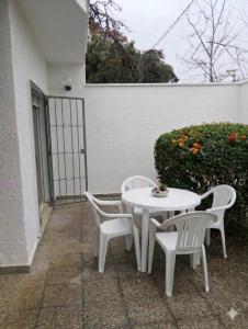 ein weißer Tisch und Stühle auf einer Terrasse in der Unterkunft bilo giuggianello by salentolimit in Torre Lapillo