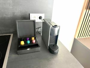 a desk with a computer and a monitor and a speaker at apments - Premium Apartments nahe Hamburg in Rosengarten