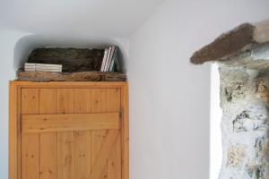 a room with a wooden door with books on it at Kelya Houses in Kithnos