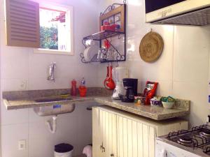 cocina con fregadero y encimera en Casa do Jardim, en Río de Janeiro