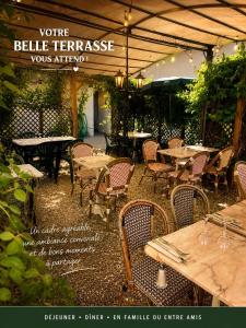 a restaurant with tables and chairs and a sign that reads vote bele terrace at Hôtel La Madeleine in Saint-Benoît-sur-Loire