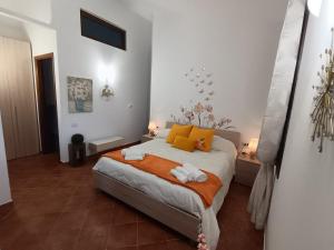a bedroom with a bed with orange pillows at Raggio di Sole in Campofelice di Roccella
