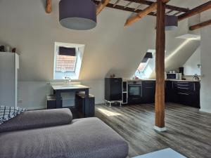 a living room with a couch and a kitchen at Ferienwohnung bei Nebel in Mandelsloh in Neustadt am Rübenberge