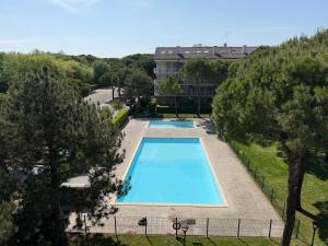 an overhead view of a swimming pool with trees at apartament skyline park residense in Lignano Sabbiadoro