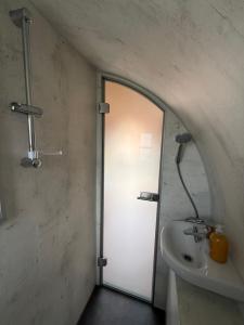 a bathroom with a white door and a sink at Schaumburger Fass in Rinteln