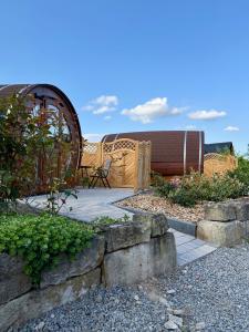 a garden with a wooden fence and a patio at Schaumburger Fass in Rinteln