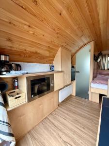 a small kitchen in a tiny house at Schaumburger Fass in Rinteln