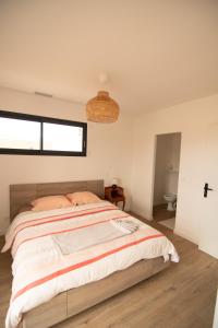 a bedroom with a bed and a window at Villa au calme avec piscine privée - Lac de Jouarres in Olonzac +23 photos