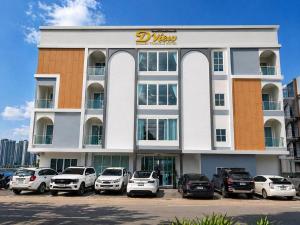 a building with cars parked in a parking lot at โรงแรมดีวิว โกลเด้นไทรแองเกิ้ล เชียงแสน - Dview Golden Triangle Hotel Chiangsaen in Golden Triangle