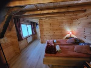 an overhead view of a bedroom in a log cabin at Le chalet caché, au pied des Chambarans in Saint-Siméon-de-Bressieux