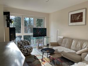 a living room with a couch and a tv at Hotel Auberge Rustique in Beaufort