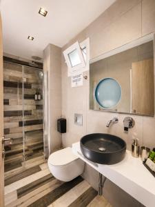 ein Badezimmer mit Waschbecken, Toilette und Dusche in der Unterkunft Villa Nickolas in Palaió Tsiflíki + 28 Fotos
