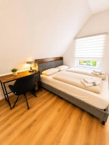 ein Schlafzimmer mit einem großen Bett, einem Schreibtisch und einem Schreibtisch in der Unterkunft SmartStay Wuppertal Self Check-in Parking Budget Hotel in Wuppertal