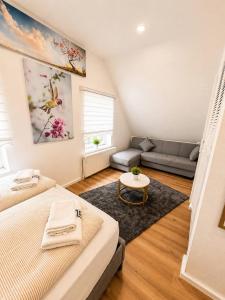 ein Wohnzimmer mit einem Bett und einer Couch in der Unterkunft SmartStay Wuppertal Self Check-in Parking Budget Hotel in Wuppertal + 28 Fotos