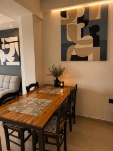 ein Esszimmer mit einem Holztisch und Stühlen in der Unterkunft Mat Suites in Lachania