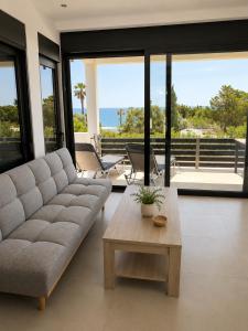 ein Wohnzimmer mit Sofa und Couchtisch in der Unterkunft Mat Suites in Lachania