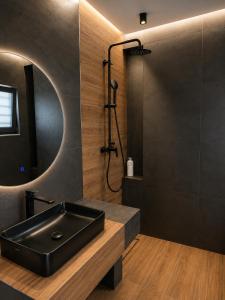 ein Badezimmer mit schwarzem Waschbecken und Dusche in der Unterkunft Mat Suites in Lachania + 24 Fotos