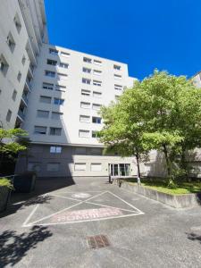 an empty parking lot in front of a building at Studio calme Cite Internationale Wifi in Caluire-et-Cuire