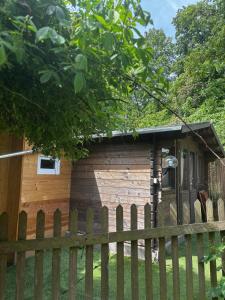 a wooden cabin behind a fence at Forsthäuschen am Ponyhof in Wonsheim