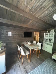 a dining room with a table and chairs in a cabin at Forsthäuschen am Ponyhof in Wonsheim