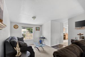 a living room with a couch and a table at Tehachapi 12-Guest Group Escape home in Tehachapi