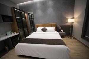 a bedroom with a large white bed in a room at The Cozy Chaos - Spa Jacuzzi -Private Terrace - Taj Mahal in Agra