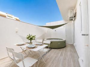 a dining room with a table and a tub in a room at 3-Bedroom with Jacuzzi & Private Terrace in Is-Swieqi