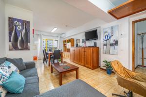 a living room with a couch and a table at Sweet home rp – t1 em portimão in Portimão