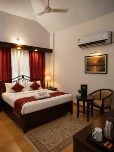 a hotel room with a bed and a table and a room at Chillout Villa in Wada
