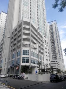 un gran edificio blanco con coches estacionados frente a él en Penang Studio Suite in Georgetown en George Town