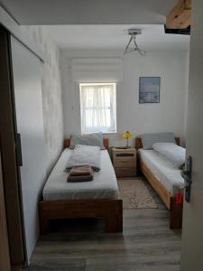 a bedroom with two beds and a window at Pension Ambiente in Mühlberg