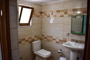 a bathroom with a toilet and a sink at Kompleks Angjelo in Lukovë