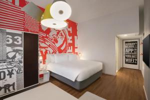 Letto o letti in una camera di Radisson Red Minneapolis Downtown
