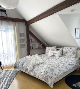 a bedroom with a large bed with white sheets at Am Apfelbaum, ein Ferienhaus zwischen Rhein und Mosel in Kastellaun