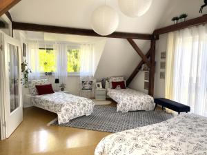 a room with three beds and a window at Am Apfelbaum, ein Ferienhaus zwischen Rhein und Mosel in Kastellaun +43 photos