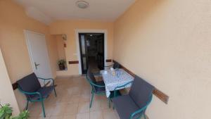 a dining room with a table and chairs at Cozy and practical studio in avonija in Murine