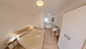 a bedroom with a large bed and a bathroom at Cozy and practical studio in avonija in Murine
