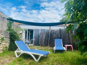 two blue and white chairs sitting in the yard at Oléron Central in Saint-Pierre-dʼOléron