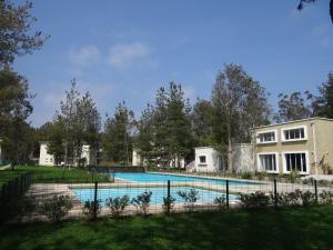 una piscina frente a una casa en Algarrobo Bosques de la Candelaria, en Algarrobo