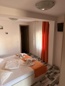 a bedroom with a bed with towels on it at Casa Alexander in Sulina