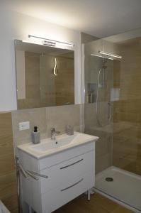 ein Badezimmer mit Waschbecken und Dusche in der Unterkunft Al Canto in Rota d'Imagna + 13 Fotos