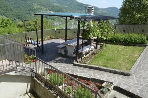 ein Garten mit Picknicktisch und Bank in der Unterkunft Al Canto in Rota d'Imagna