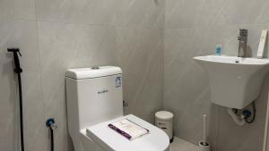 ein kleines Badezimmer mit Toilette und Waschbecken in der Unterkunft ليڤانا in Quai