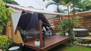 ein Zelt mit Holzterrasse in einem Garten in der Unterkunft La Tiny Kay in Saint Esprit